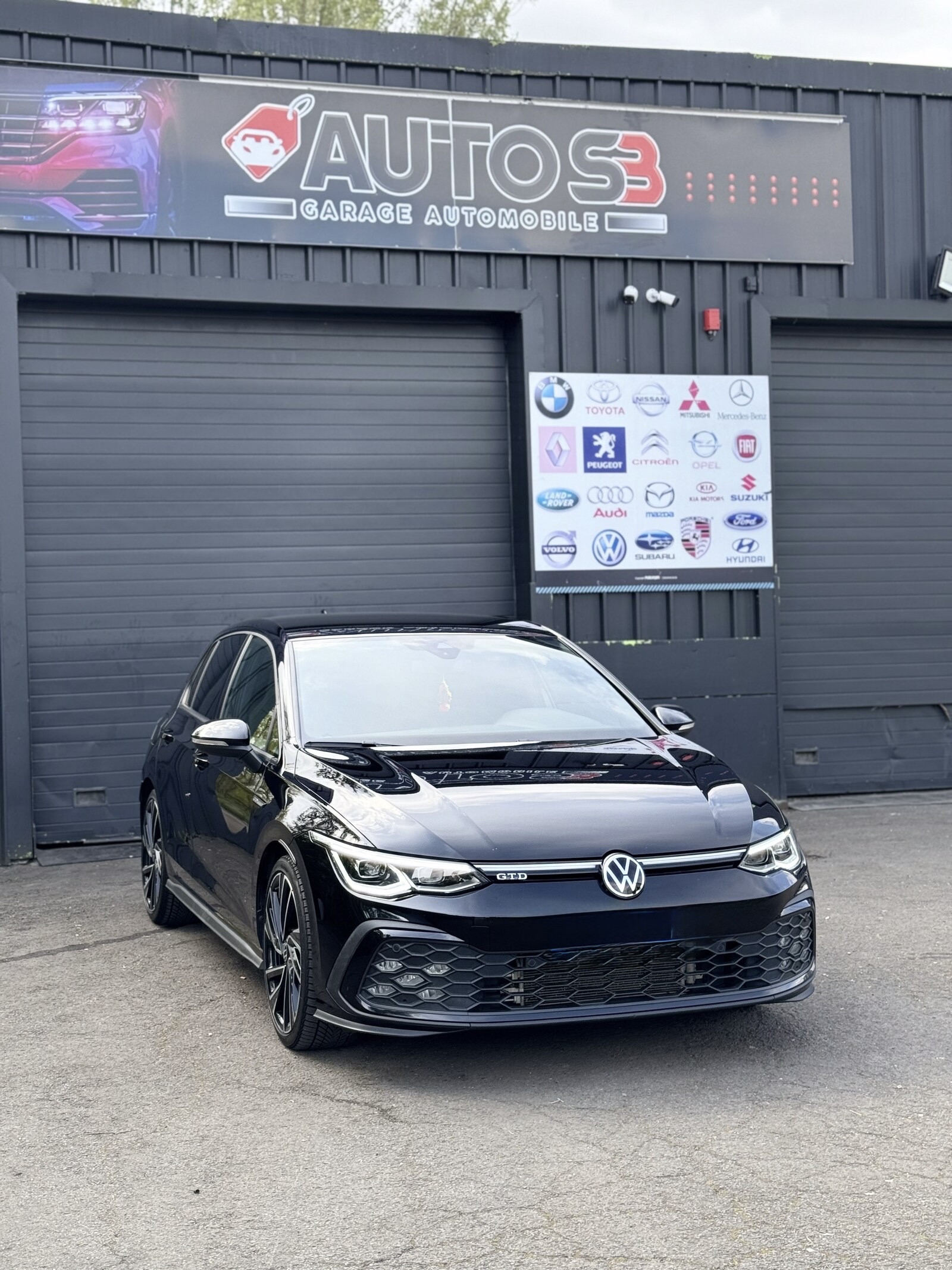 Volkswagen Golf devant la devanture du Garage Auto SB à Thionville